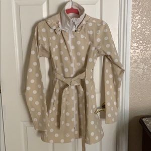 ☔️ Lululemon Beige & whole polka dot rain jacket